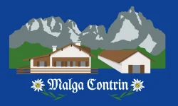 Logo della Malga Contrin con le Dolomiti sullo sfondo, due edifici alpini e fiori di stella alpina